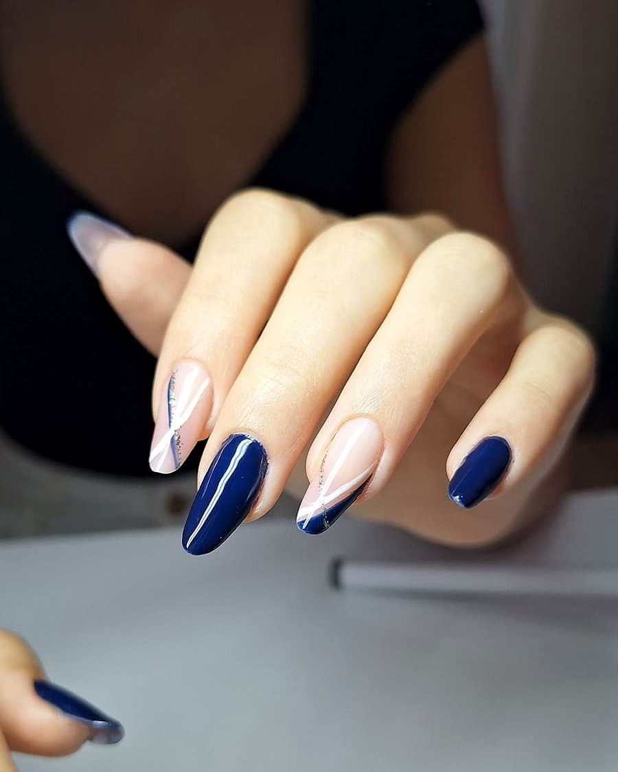 Unhas alongadas azul-marinho com nail art em fio prateado