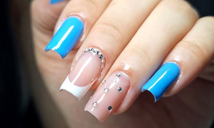 Unhas quadradas azuis com francesinha branca e strass