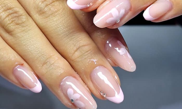 Francesinha rosa com flores 3D e strass em unhas amêndoa