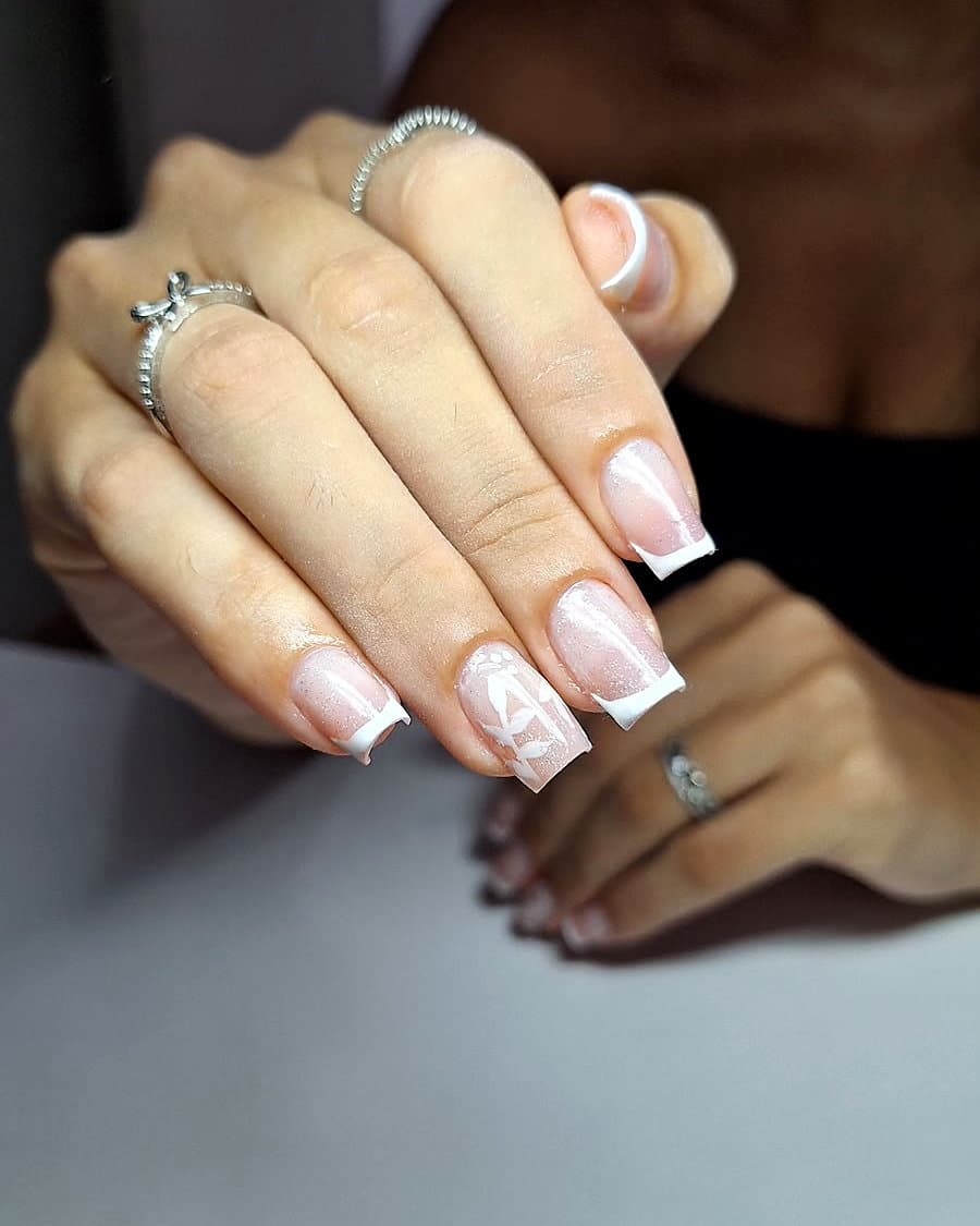 Francesinha branca com nail art floral e brilho perolado