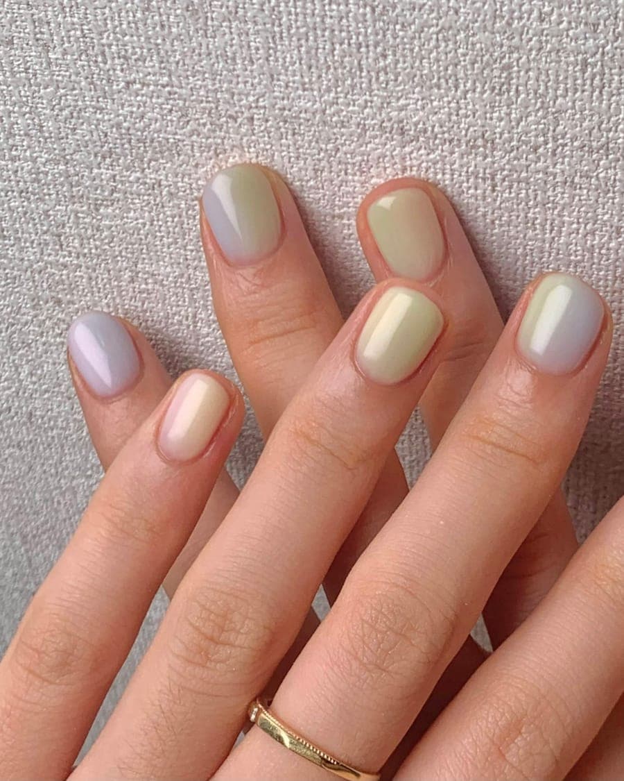 Unhas curtas em tons pastel leitosos