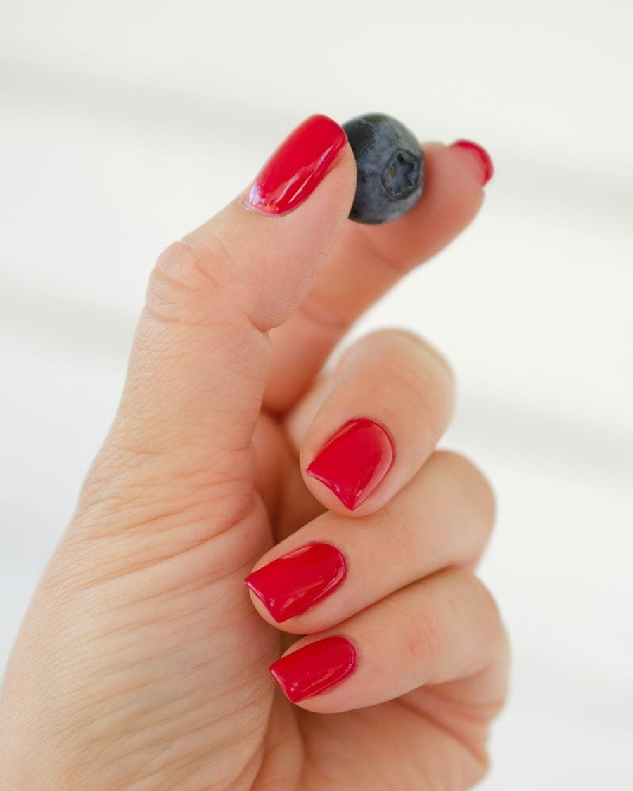 Unhas curtas em vermelho intenso