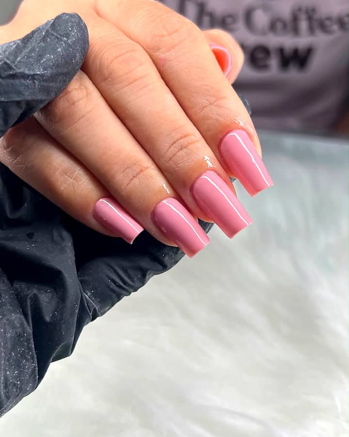 Unhas coffin em rosé nude com acabamento espelhado