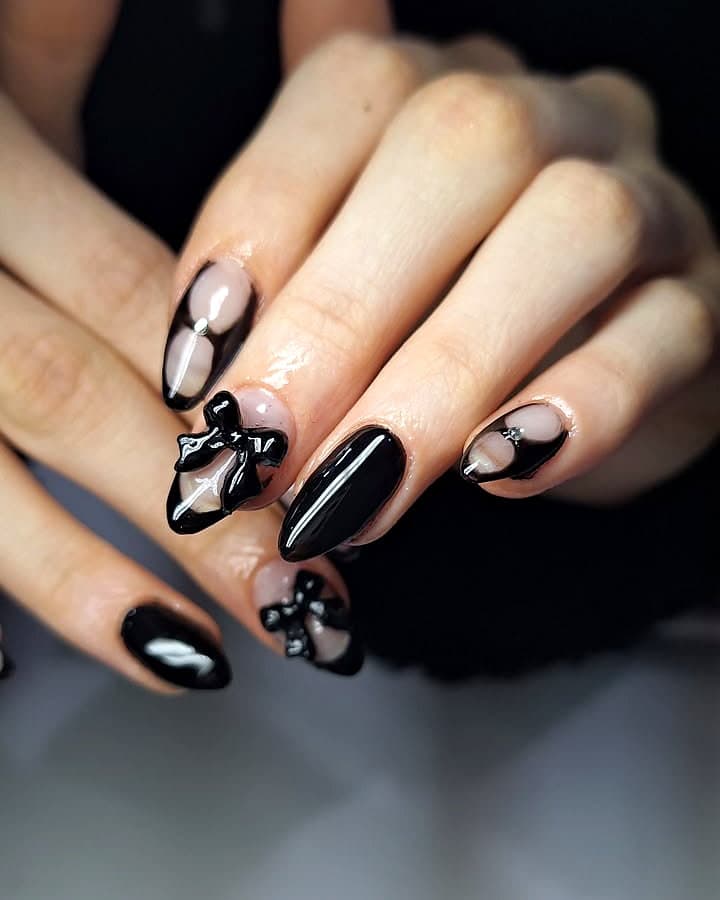 Unhas amêndoa em preto brilhante com laços 3D