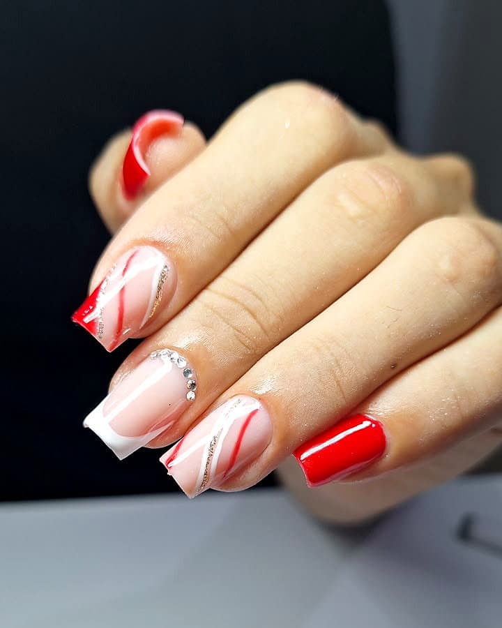 Unhas quadradas vermelhas com listras brancas, fio dourado e strass